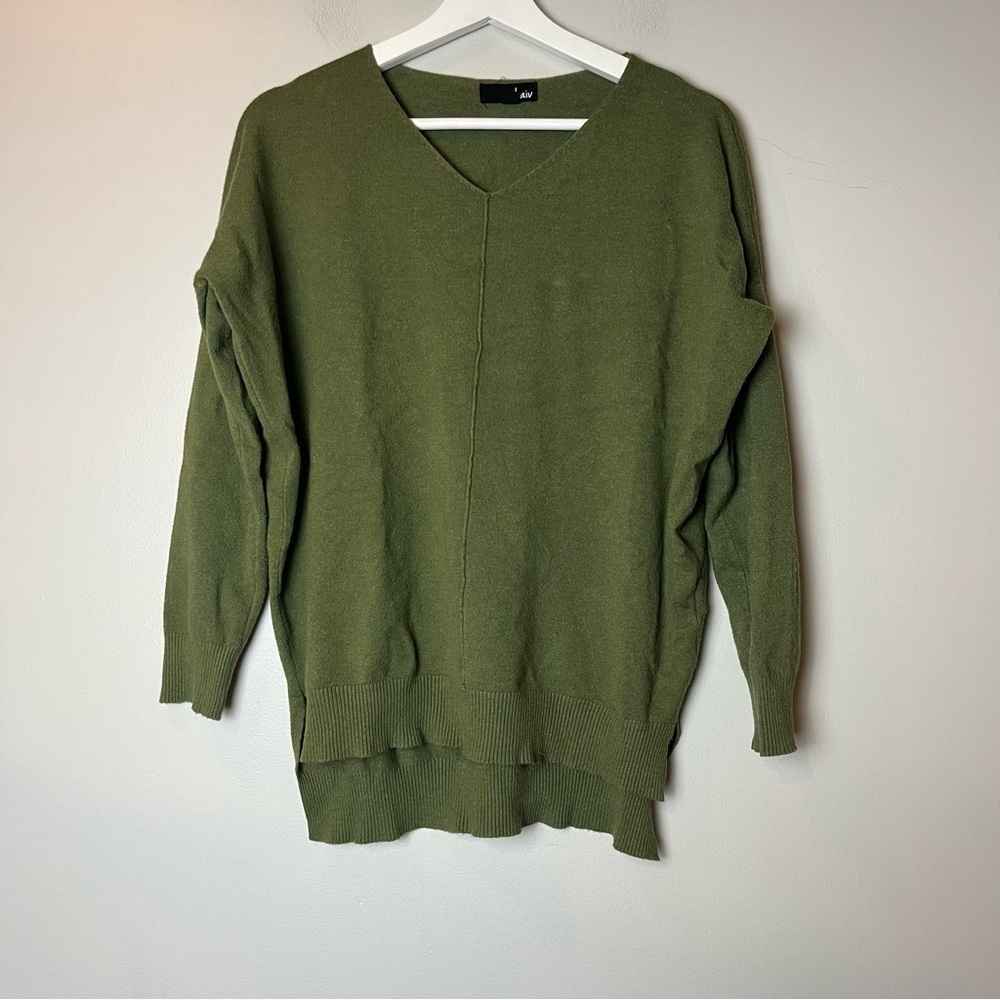 Akaiv Dark‎ Green V-Neck Sweater S/M